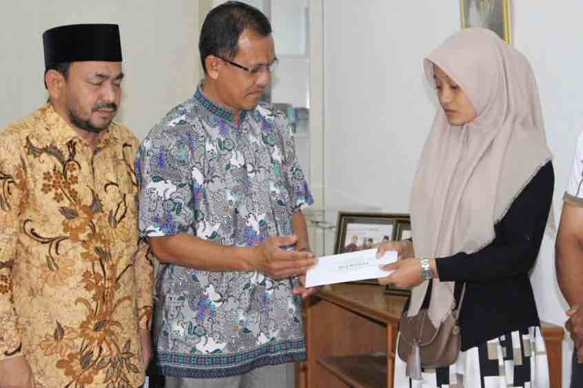 Penyerahan Bantuan Studi Oleh Rektor IAIN Lhokseumawe