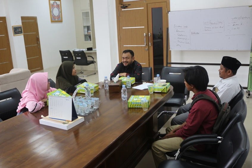 Rektor Jamu Makan Siang Calon Mahasiswa Luar Aceh
