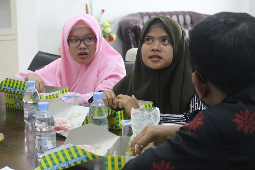 Rektor Jamu Makan Siang Calon Mahasiswa Luar Aceh