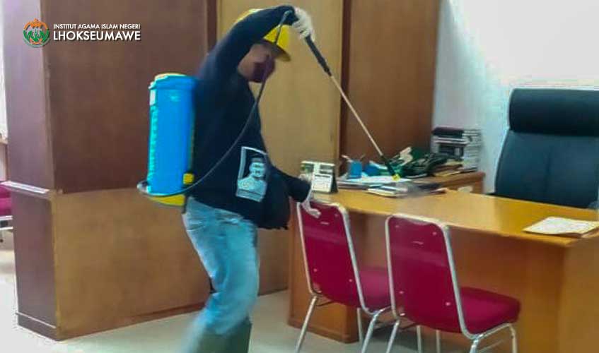 Cegah Covid-19, IAIN Lhokseumawe Lakukan Penyemprotan Disinfektan