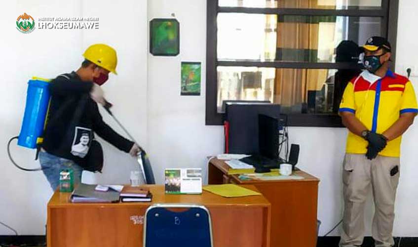Cegah Covid-19, IAIN Lhokseumawe Lakukan Penyemprotan Disinfektan